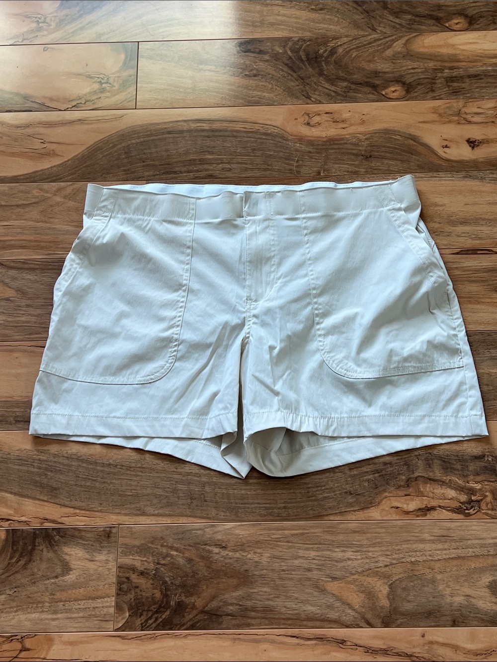 Eddie Bauer Women’s Stretch Hiking Travel Shorts Size 16 Cream Color Outdoor